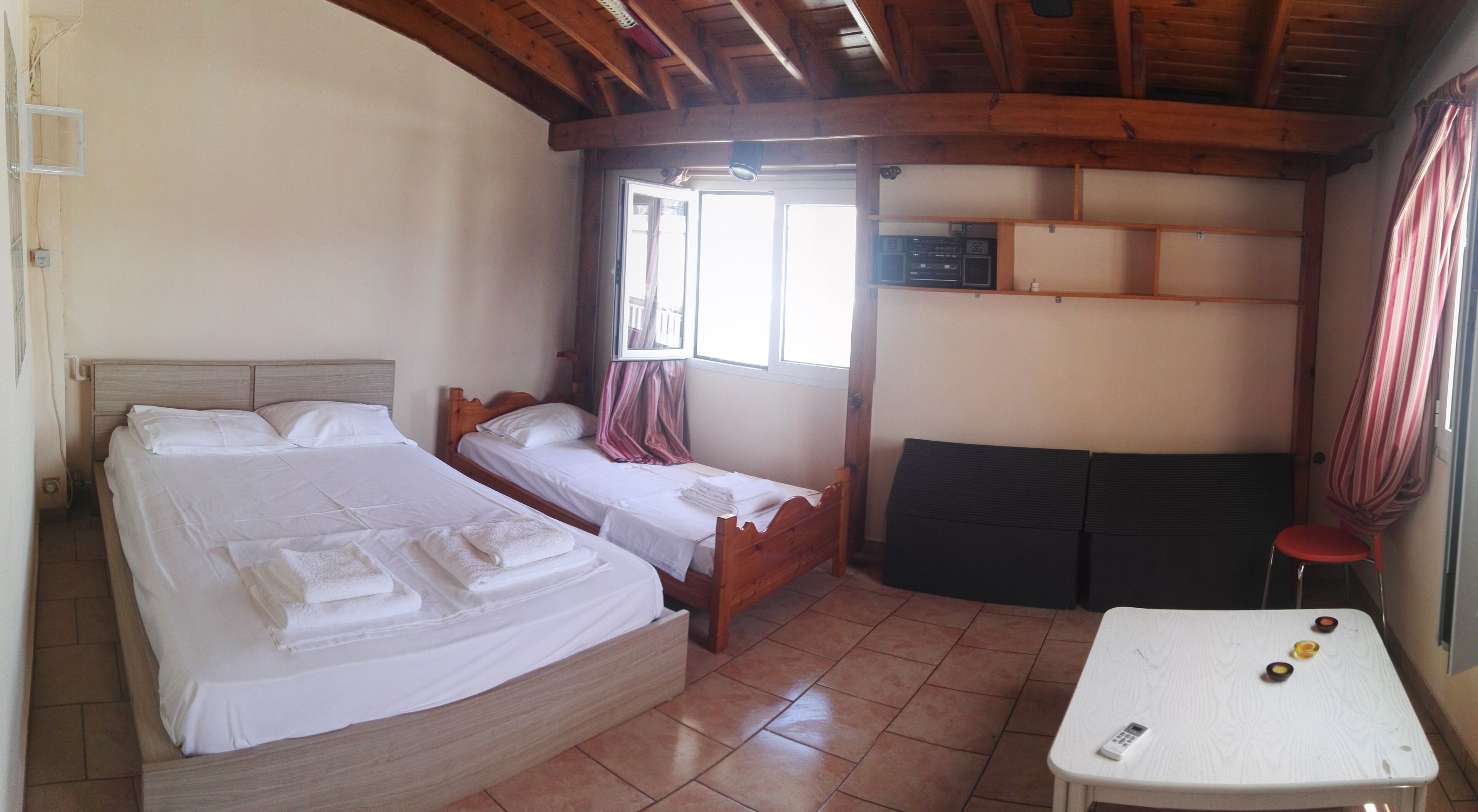 4 habitaciones, tabla de planchar con plancha, wifi y ropa de cama 