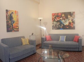 Books, music library, stereo - A Family house in the old city of Chania (CHANIA)