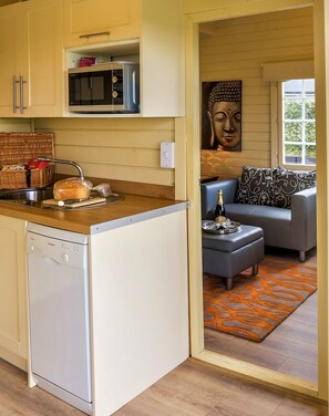 Interior - The Retreat Log Cabin (Sudbury)