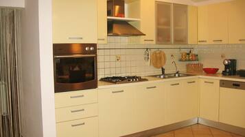 Kühlschrank, Ofen, Herdplatte, Geschirrspüler