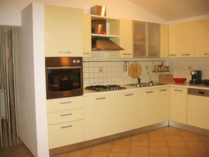 Kühlschrank, Ofen, Herdplatte, Geschirrspüler