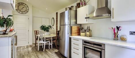 Køleskab, mikrobølgeovn, ovn, kogeplade