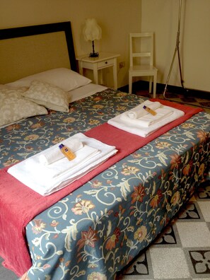 2 bedrooms, desk, iron/ironing board, WiFi