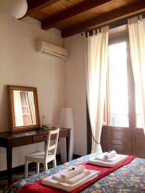 2 bedrooms, desk, iron/ironing board, WiFi