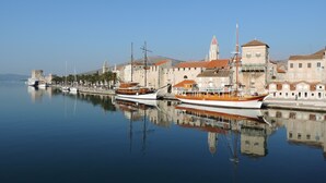 A harbor with boats docked, historic buildings, and a clear sky. - Authentic Dalmatian Getaway • Pool & free parking (Trogir)