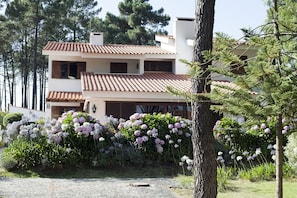 Exterior - Architect Villa with private pool, 3 minutes to the beach and 20 min to Lisbon (Verdizela)