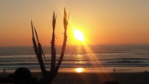 Beach nearby, sun loungers - Architect Villa with private pool, 3 minutes to the beach and 20 min to Lisbon (Verdizela)
