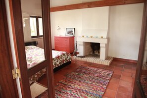 4 chambres, fer et planche à repasser, lit de bébé portatif