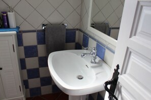 Douche, sèche-cheveux, serviettes fournies, savon