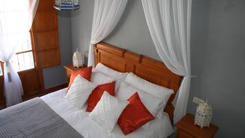 2 slaapkamers, een strijkplank/strijkijzer, gratis wifi, beddengoed