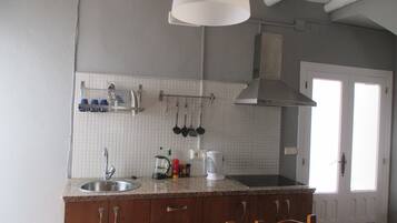 Een koelkast, een magnetron, een oven, een kookplaat