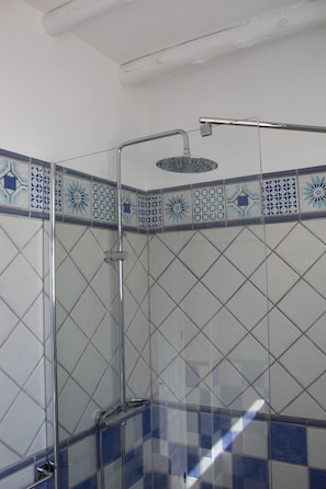 Dusche, Haartrockner, Handtücher, Seife