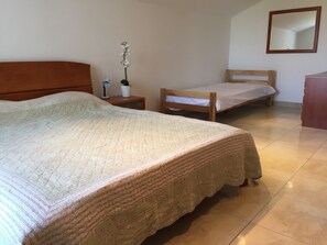 3 chambres, fer et planche à repasser, draps fournis