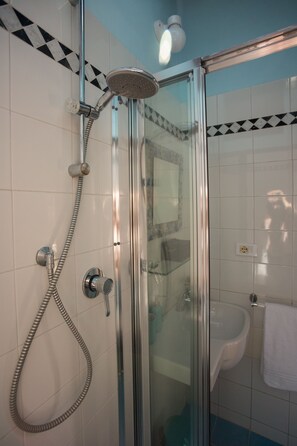 Shower, hair dryer, towels, soap - San Giovanni in the heart of Florence (Oltrarno) A / C and Free WIFI (Firenze)