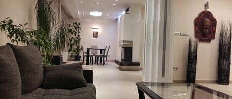 Een televisie en een open haard