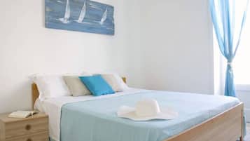 1 habitación, escritorio, tabla de planchar con plancha y ropa de cama
