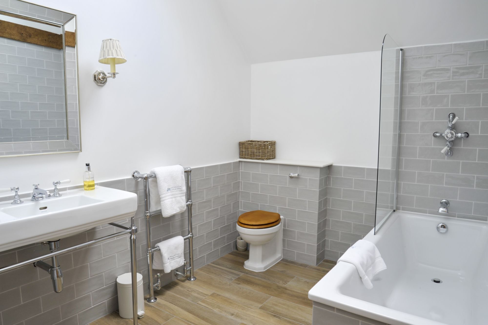 Un baño moderno con lavamanos blanco, inodoro y bañera.