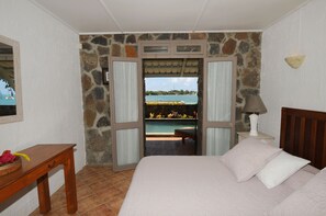 3 chambres, coffres-forts dans les chambres, fer et planche à repasser