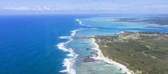 Private waterfront villa, swimming pool, garden, housekeeper, free wifi