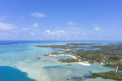 Private waterfront villa, swimming pool, garden, housekeeper, free wifi