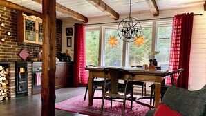 Una sala de estar acogedora con chimenea, un comedor y una cocina.