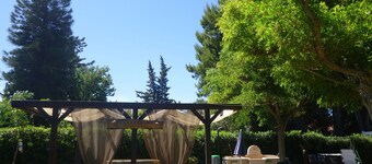 Villa with pool + free wifi in a green oasis just steps from the sea.-