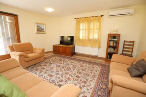 Smart-TV, peis og bøker