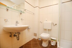 Duschwanne, Handtücher, Seife, Toilettenpapier