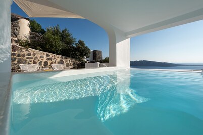 3 bedroom luxury villa at Oia with fantastic sea views and jacuzzi pool