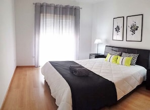 4 bedrooms, iron/ironing board, internet, bed sheets
