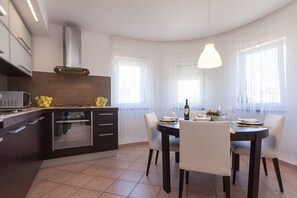 Fridge, microwave, oven, stovetop - Cozy place near beach with garage (Pula)