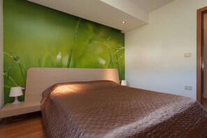 3 slaapkamers, een strijkplank/strijkijzer, internet, beddengoed