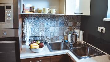 Jääkaappi, mikroaaltouuni, uuni, liesi