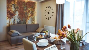 Televisio, takka, kirjoja