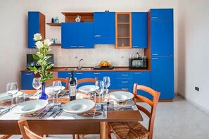 Refrigerador, horno, placa de cocina, tetera/pava eléctrica