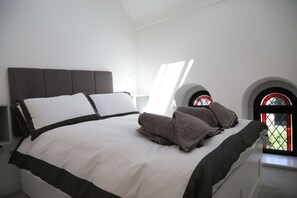 3 habitaciones, tabla de planchar con plancha y cuna de viaje 