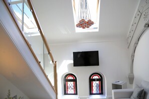 Vaulted ceilings with bright  skyline