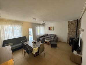 Fernseher, Tischtennisplatte, Bücher, Drucker