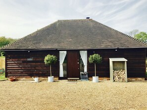 Exterior - Romantic retreat in the hop fields of Kent, with great sightseeing (Tenterden)