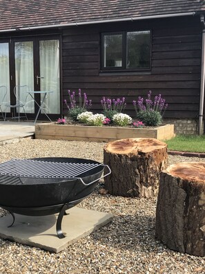 Terrace/patio - Romantic retreat in the hop fields of Kent, with great sightseeing (Tenterden)