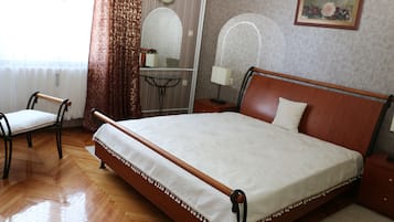 2 bedrooms, iron/ironing board, WiFi, bed sheets