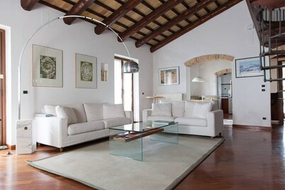 Wonderful detached villa with garden and pool - 90 minutes from Rome