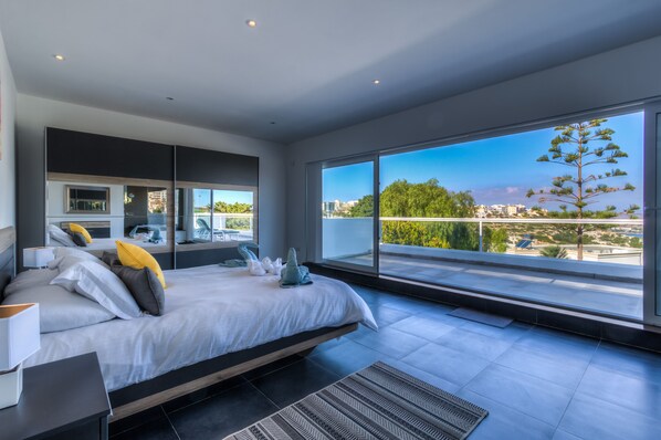 4 bedrooms, desk, iron/ironing board, travel crib - The Shells - Superb villa with large pool (Il-Mellieha)