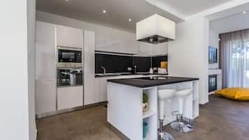 Refrigerador, microondas, horno y parrilla de estufa