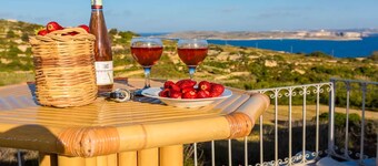 Great Location: FREE Gozo transfers, WIFI, Bicycles & BBQ  – NO Car required!