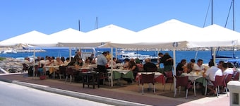 Great Location: FREE Gozo transfers, WIFI, Bicycles & BBQ  – NO Car required!