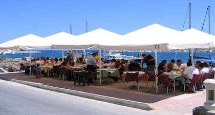 Great Location: FREE Gozo transfers, WIFI, Bicycles & BBQ – NO Car required!