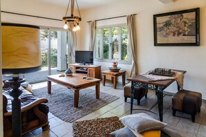 Smart TV, fireplace, video games, DVD player - VILLA DEMETRA (4 ensuite bedrooms, Wi-Fi, stun. view, BBQ, Prv Swim. Pool) (Argaka)