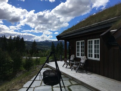 Luxury cottage with panoramic views. Proximity to summer and winter activities.