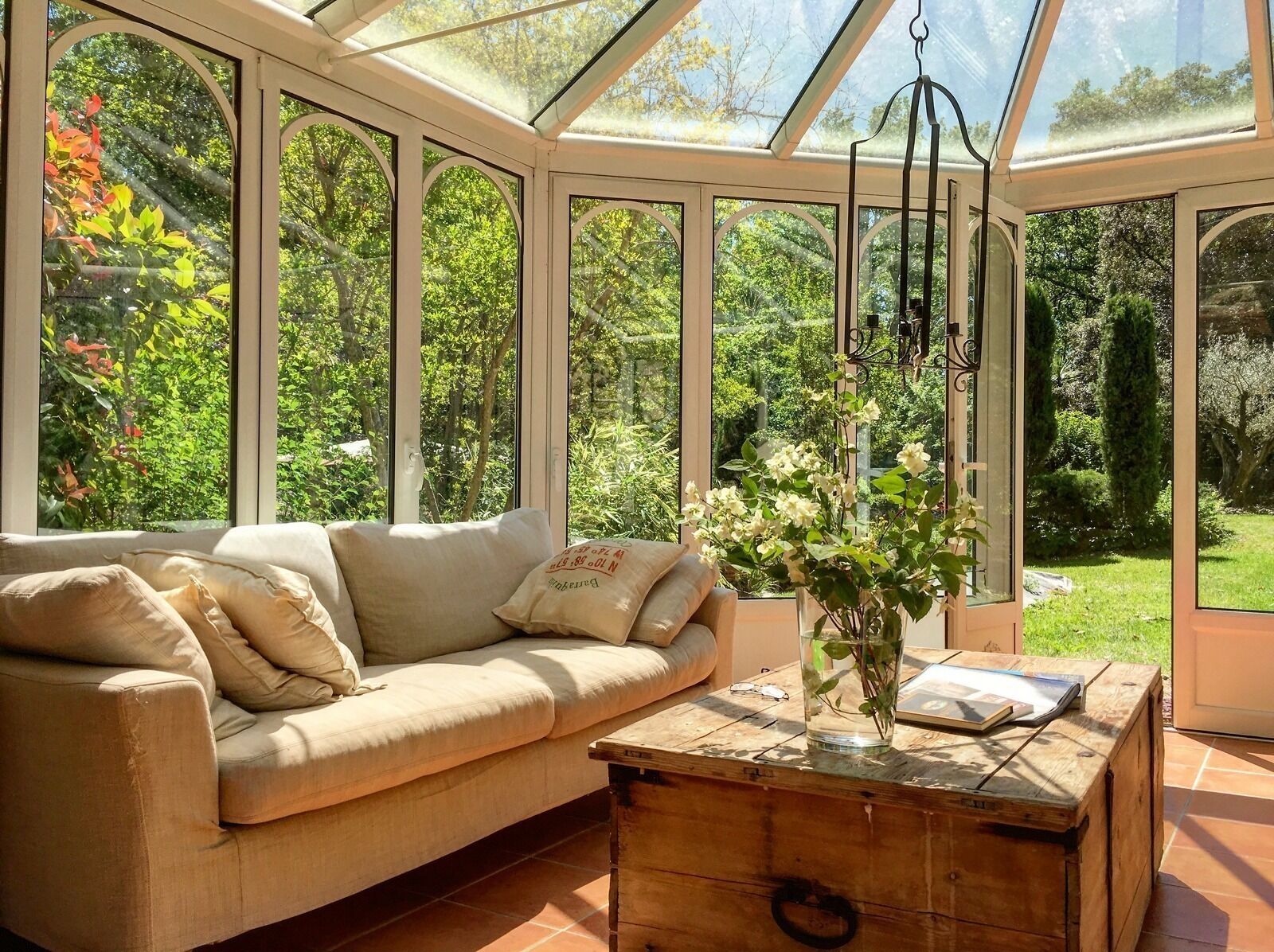 TV, caminetto, libri